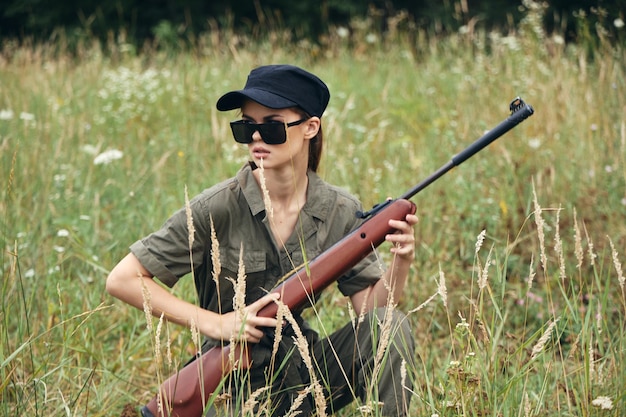 Foto mulher soldado se abrigar com óculos de sol folhas verdes