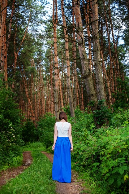 Mulher solitária andando na floresta.