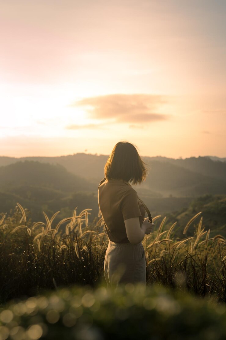 Foto mulher solo viajar tirar fotos e passeios ao nascer do sol na montanha na tailândia pessoa