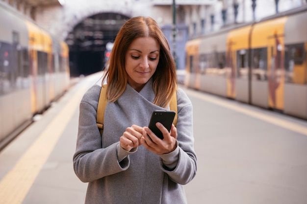 Mulher solteira, viajando sozinha com mochila em uma cidade europeia.