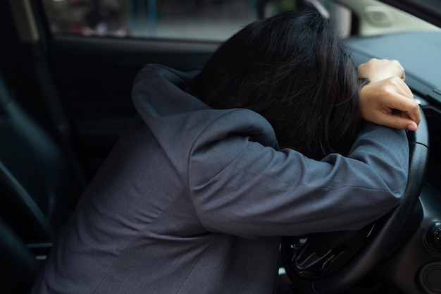 Mulher sonolenta adormecendo no carro é perigoso de dirigir