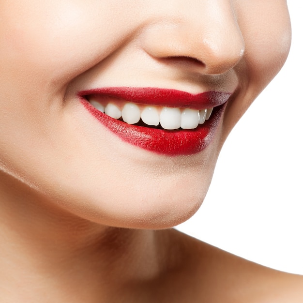 Mulher sorri. Clareamento dos dentes. Cuidado dental.