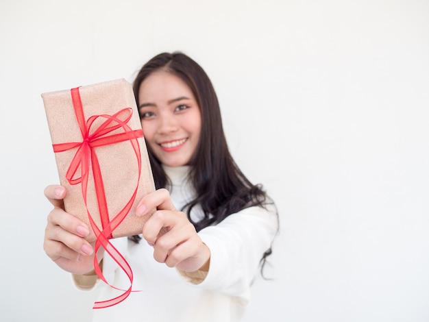 Mulher sorri e feliz por sua caixa de presente