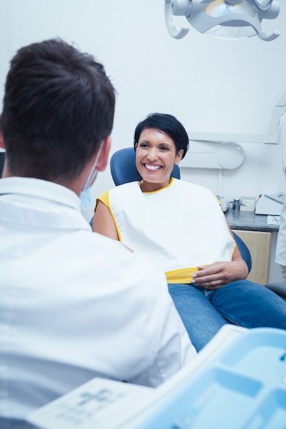 Foto mulher sorridente à espera de exame dental