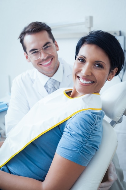 Foto mulher sorridente à espera de exame dental