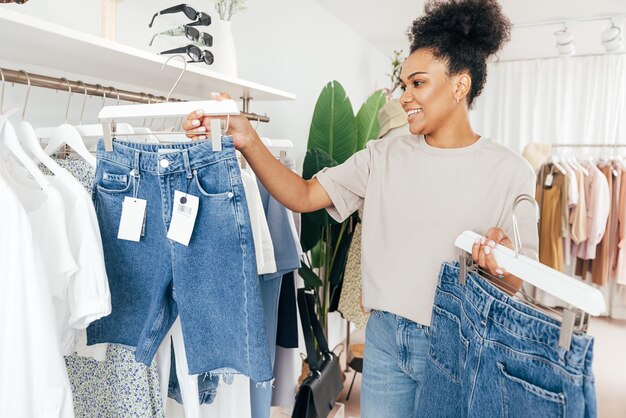 Foto mulher sorridente a fazer compras numa loja de roupas