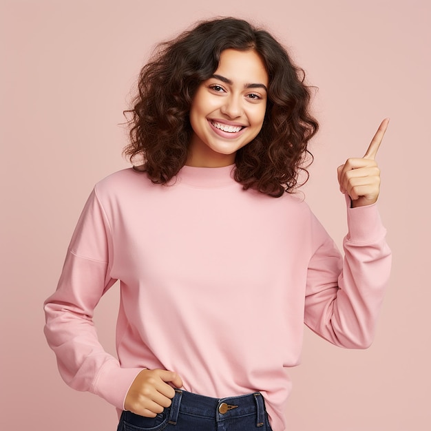 Mulher sorridente, alegre e satisfeita com uma expressão feliz