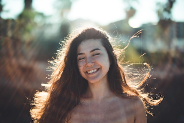 Mulher sorridente ao ar livre em um dia ensolarado