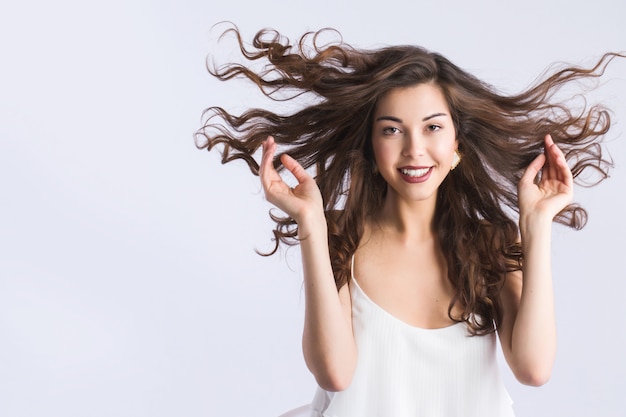 Mulher sorridente. Cabelo e maquiagem.