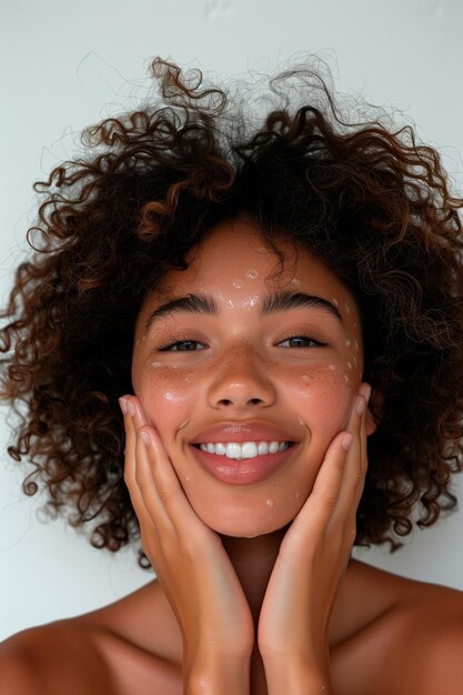 Foto mulher sorridente com cabelo encaracolado tocando rosto ia generativa