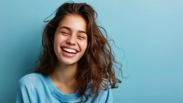 Foto mulher sorridente com cabelos longos e camisa azul