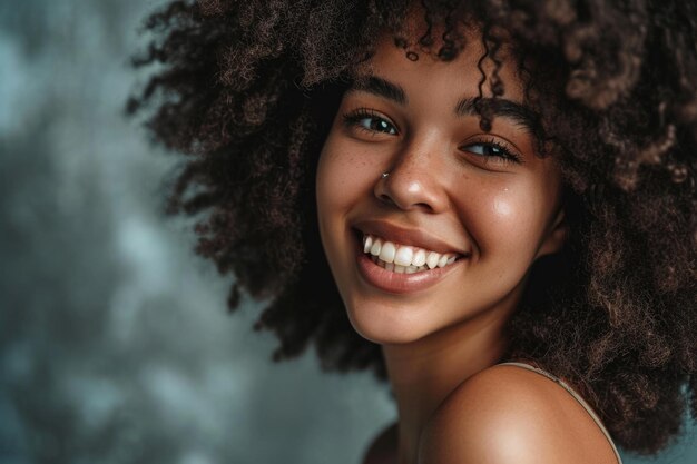 Mulher sorridente com cachos afro em retrato de moda