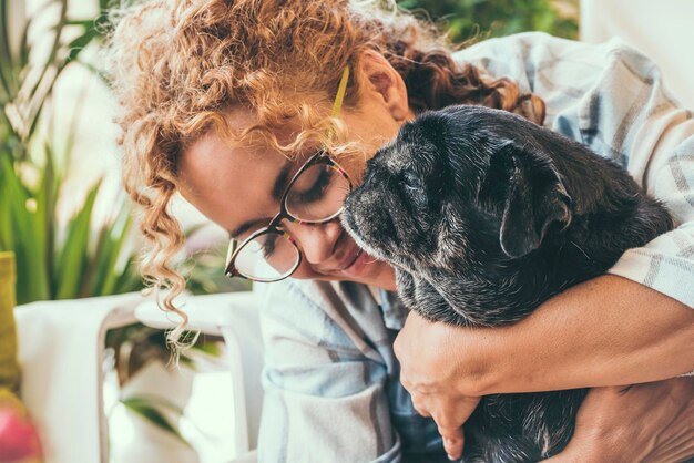 Foto mulher sorridente com cão em casa