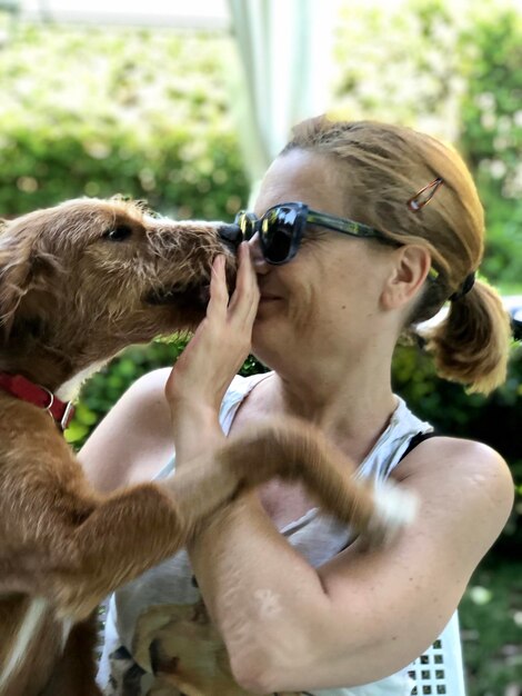 Foto mulher sorridente com cão