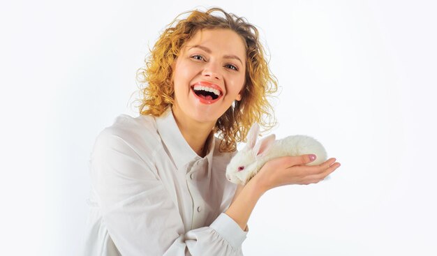 Mulher sorridente com coelho bebê branco linda garota com coelhinho da páscoa