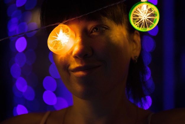 Foto mulher sorridente com equipamento de iluminação iluminado