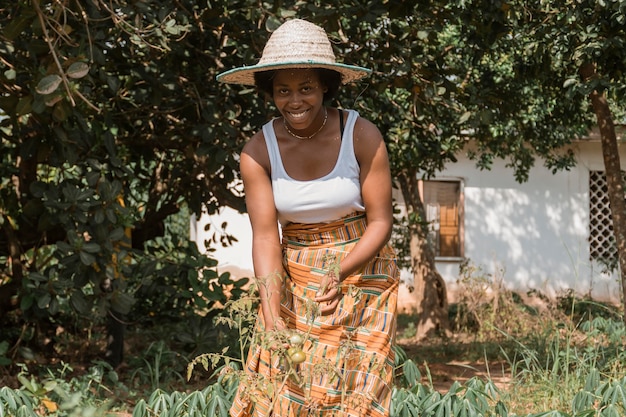 Foto mulher sorridente com foto média ao ar livre