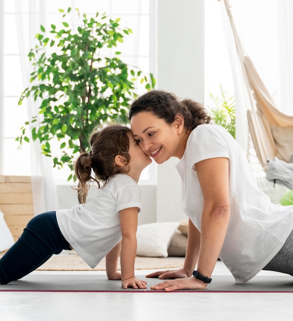 Mulher sorridente com foto média e menina