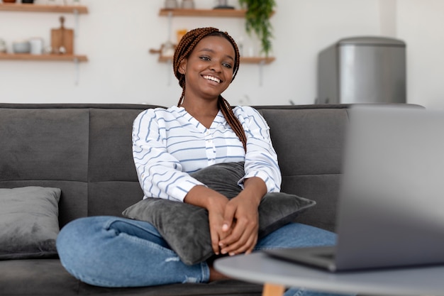 Foto mulher sorridente com foto média sentada no sofá