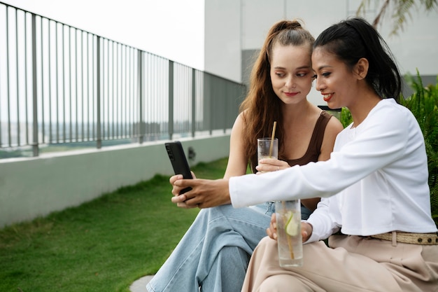 Foto mulher sorridente com foto média tirando selfie