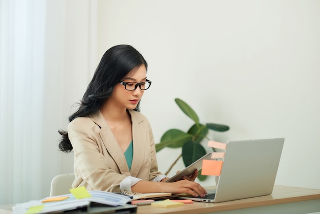 Mulher sorridente com laptop no escritório em casa