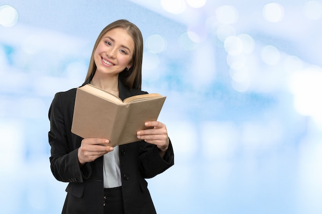 Mulher sorridente com livros