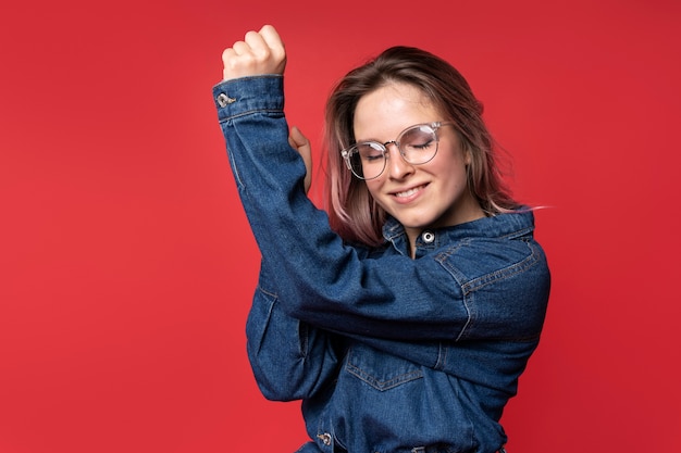 Foto mulher sorridente com plano médio de fundo vermelho