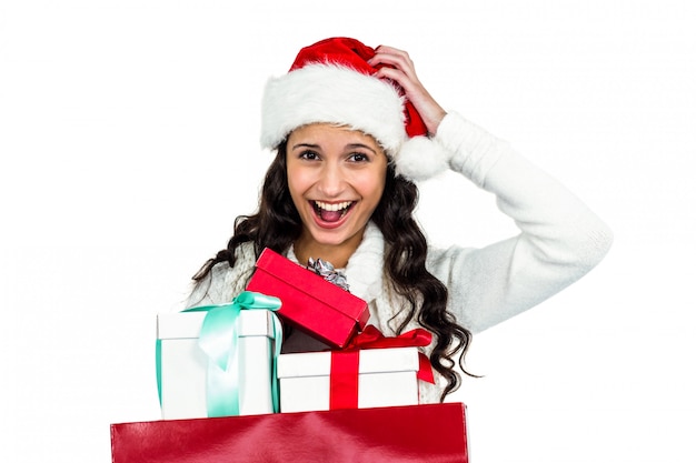 Mulher sorridente com presentes de exploração de chapéu de Natal