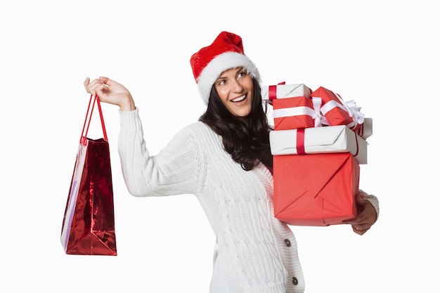 Mulher sorridente com presentes de natal