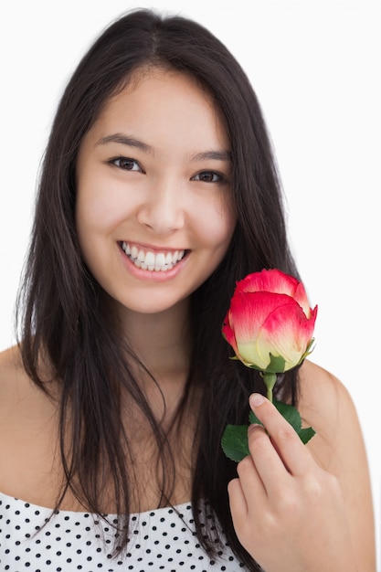 Mulher sorridente com rosa