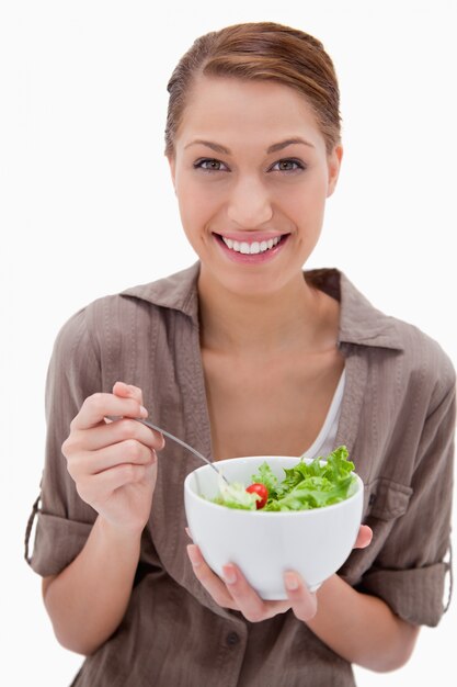 Foto mulher sorridente com tigela de salada