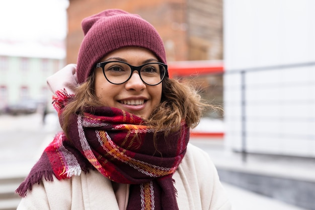 Mulher sorridente com tiro médio segurando copo