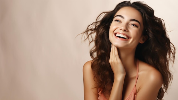 Mulher sorridente de beleza e bem-estar em fotografia de cuidados com a pele