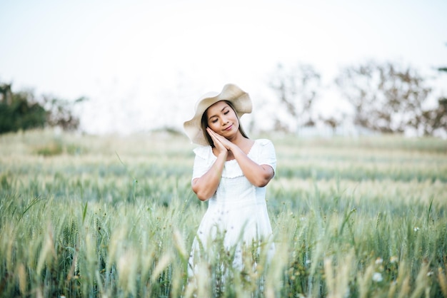 Mulher sorridente de pé no campo