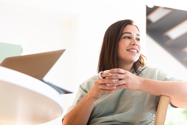 Foto mulher sorridente de tiro médio com copo