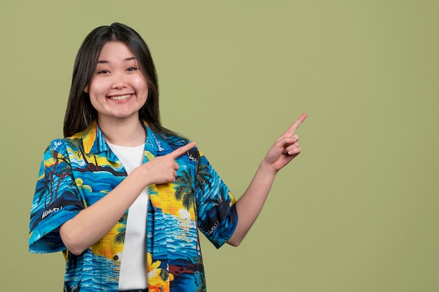 Mulher sorridente de tiro médio com fundo verde