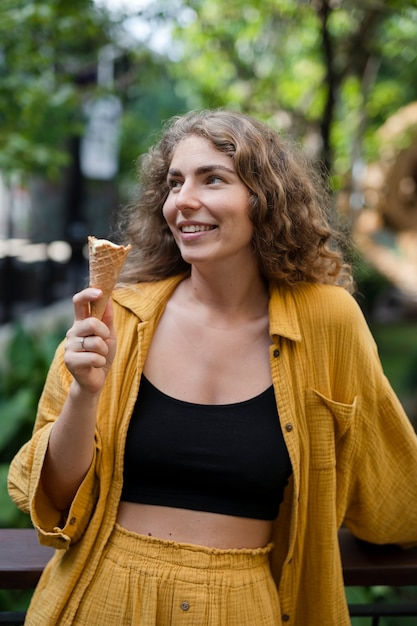 Mulher sorridente de tiro médio com sorvete