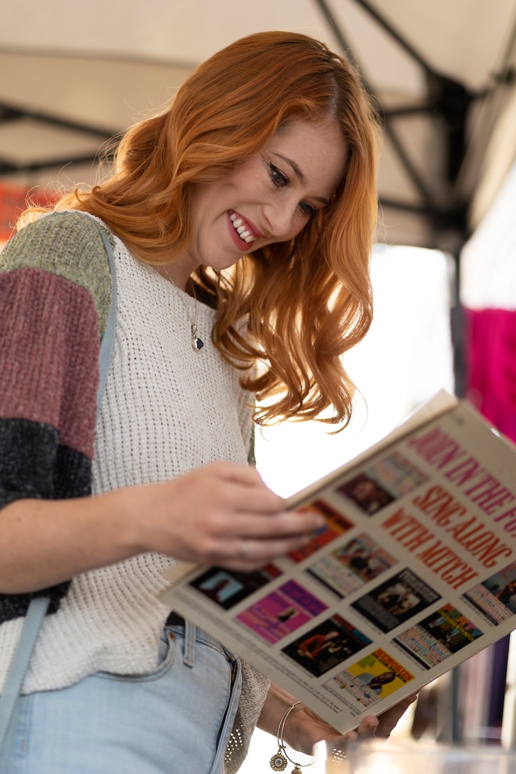 Foto mulher sorridente de tiro médio segurando revista