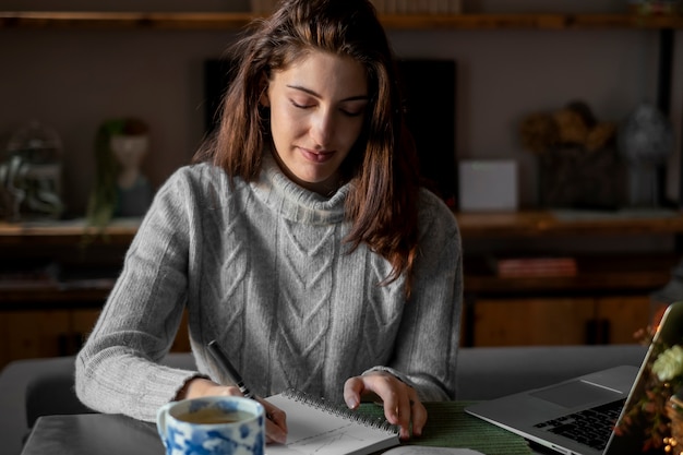 Foto mulher sorridente de tiro médio tomando notas