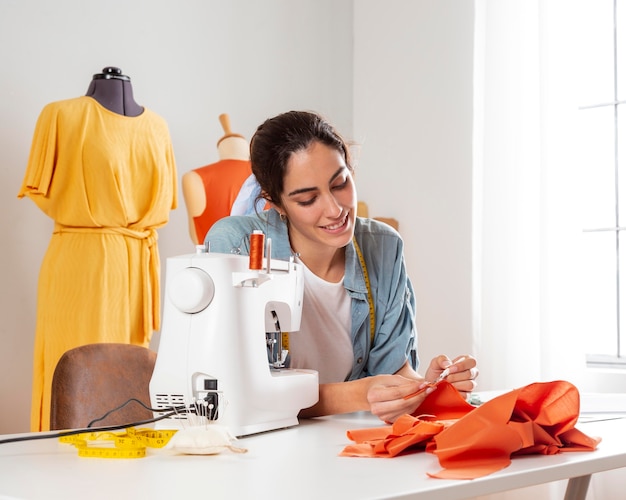 Mulher sorridente de tiro médio trabalhando