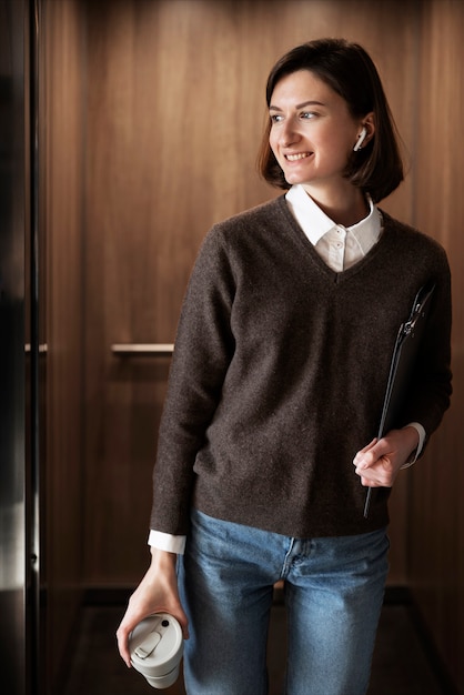 Foto mulher sorridente de tiro médio usando fones de ouvido