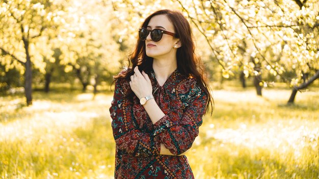 Mulher sorridente de verão com óculos escuros