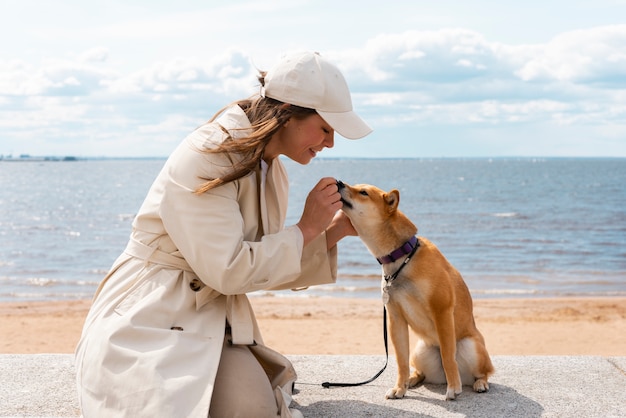 Foto mulher sorridente de vista lateral com cachorro shiba inu