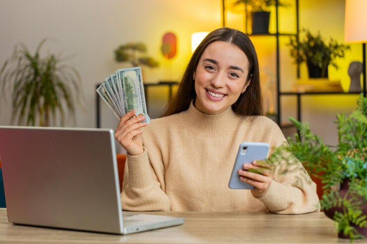 Foto mulher sorridente e feliz contando dinheiro em dinheiro e usando computador portátil calcular o rendimento doméstico em casa