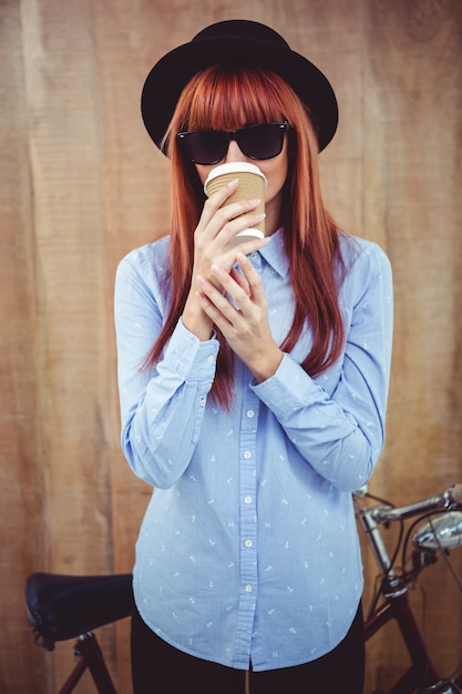 Mulher sorridente e mulher que toma café