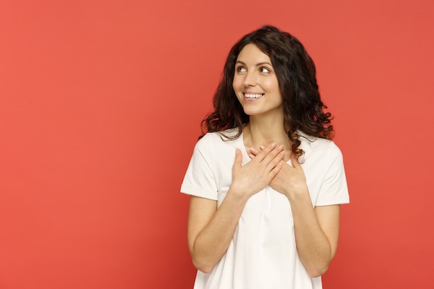 Mulher sorridente e positiva parece animada para copiar espaço para retrato de estúdio isolado de anúncio promocional