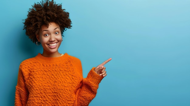 Mulher sorridente em camisola laranja apontando para a esquerda estilo casual emoção positiva estúdio filmado em fundo azul perfeito para publicidade use AI