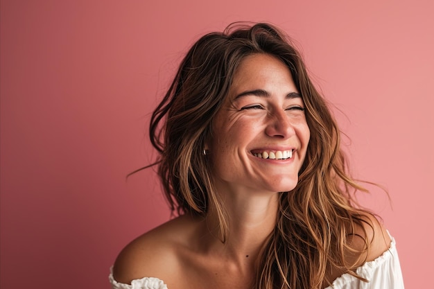 Foto mulher sorridente em fundo rosa