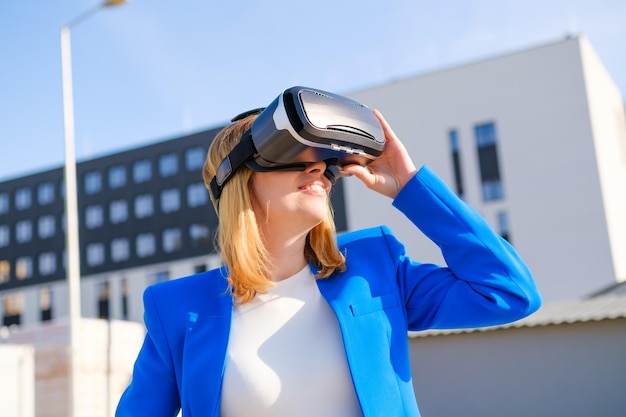 Mulher sorridente em óculos vr experimentando realidade aumentada