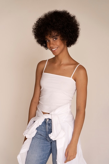 Mulher sorridente em pose